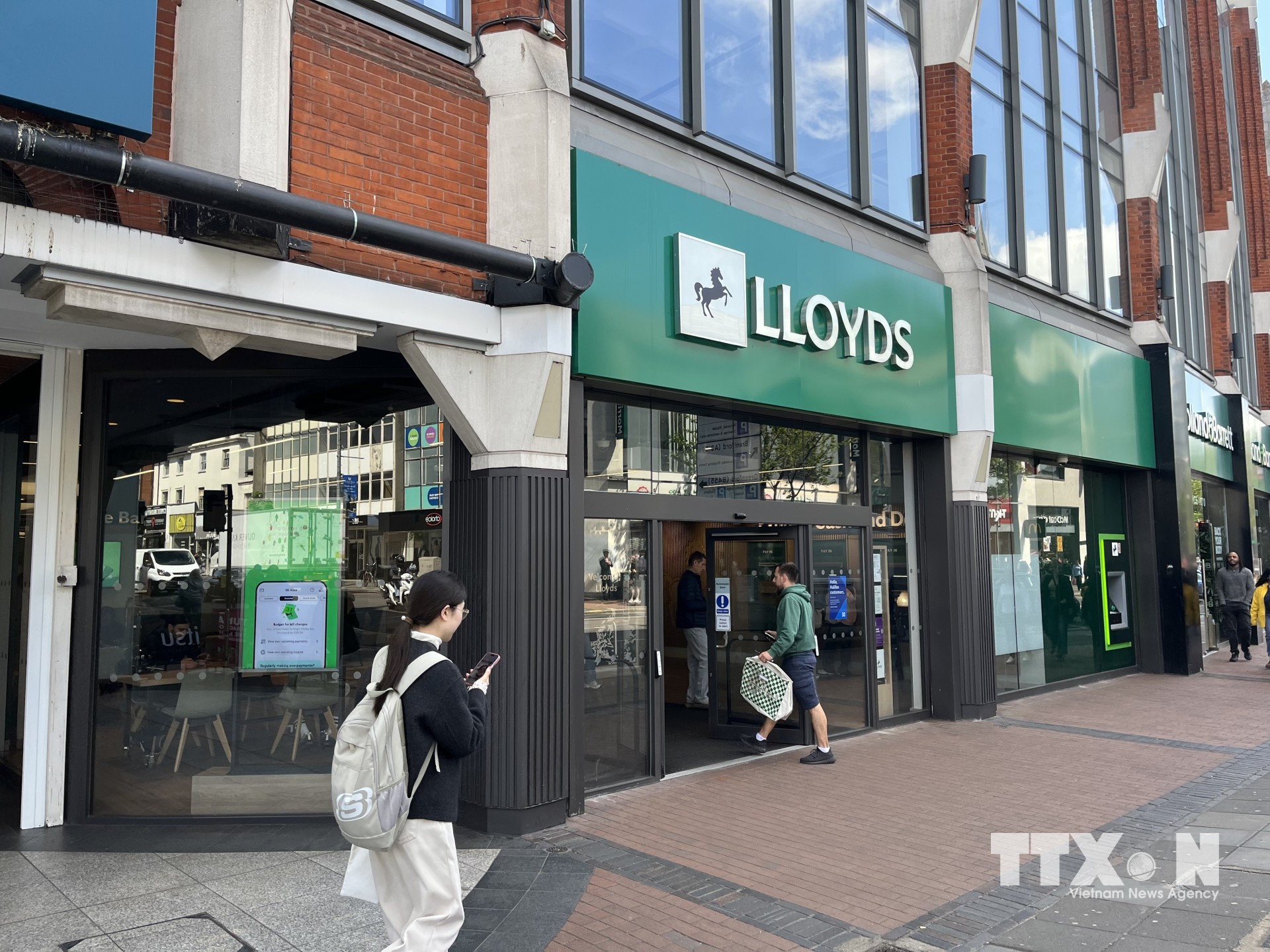 Chi nhánh của Lloyds Bank - một trong những ngân hàng thương mại lớn và lâu đời nhất Vương quốc Anh. (Ảnh: Hương Giang/TTXVN)